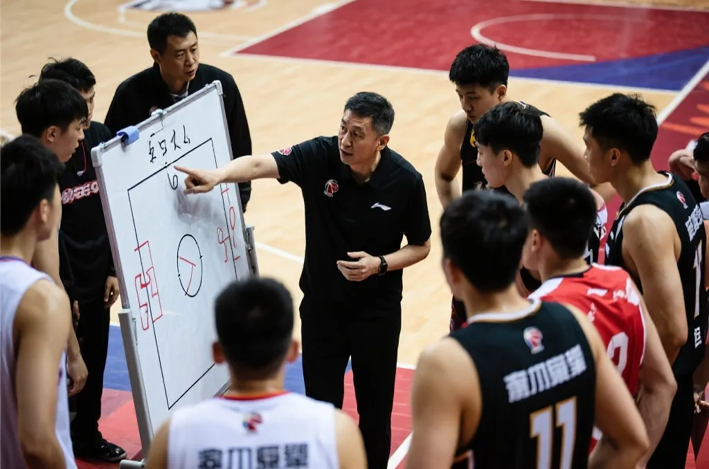 墨西哥主帅在场边指挥，战术板与球员讨论